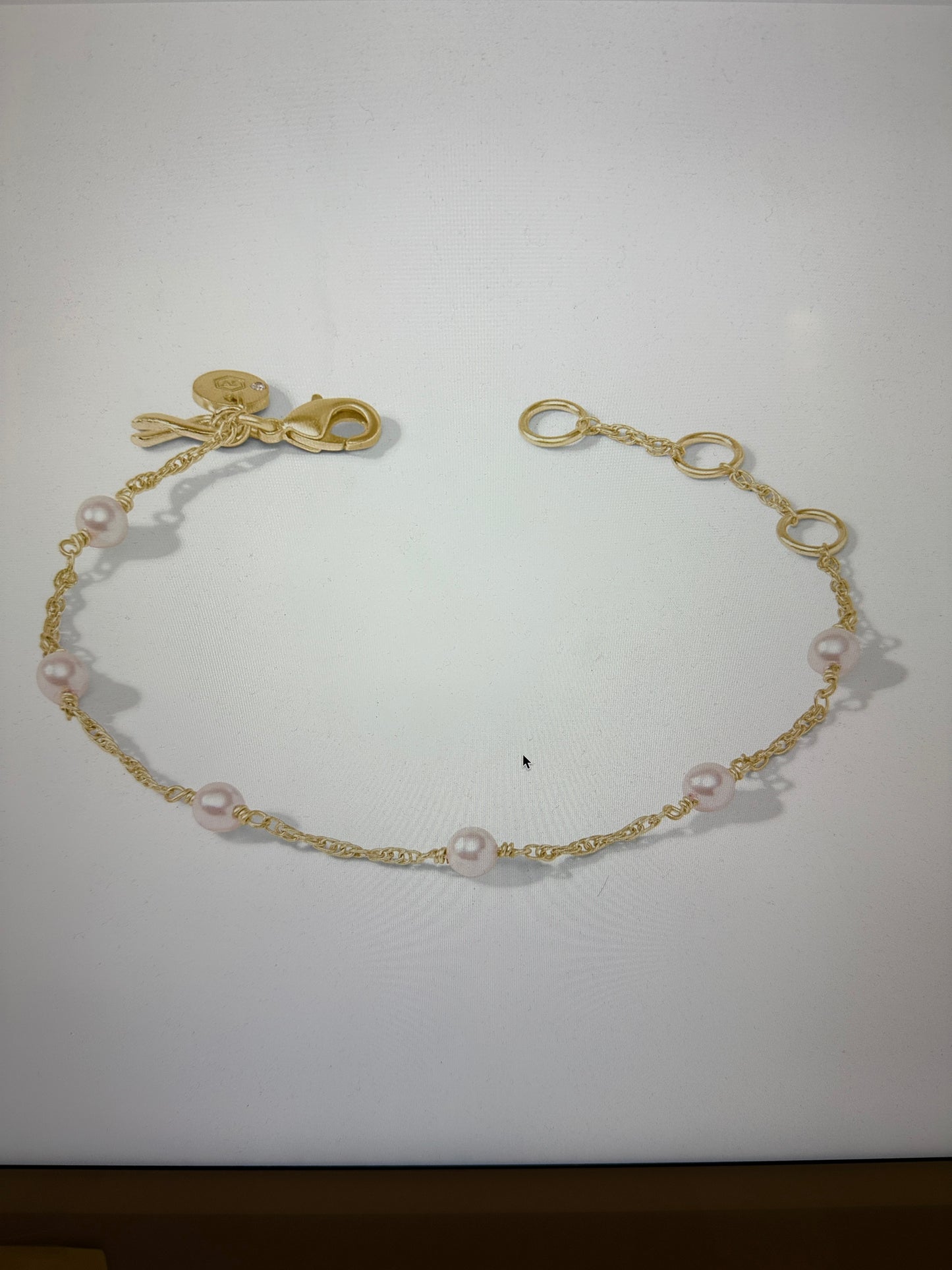 the pink delicate bracelet pink pearl Julie Vos