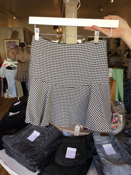 Ruffled Bottom Houndstooth Skort