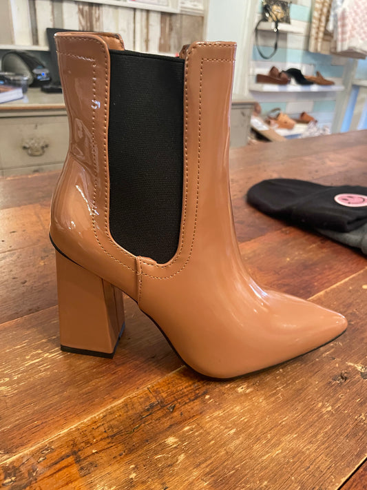 Setting sleek bootie